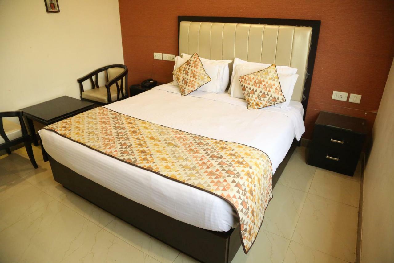 Hotel Deviram Palace Агра Экстерьер фото
