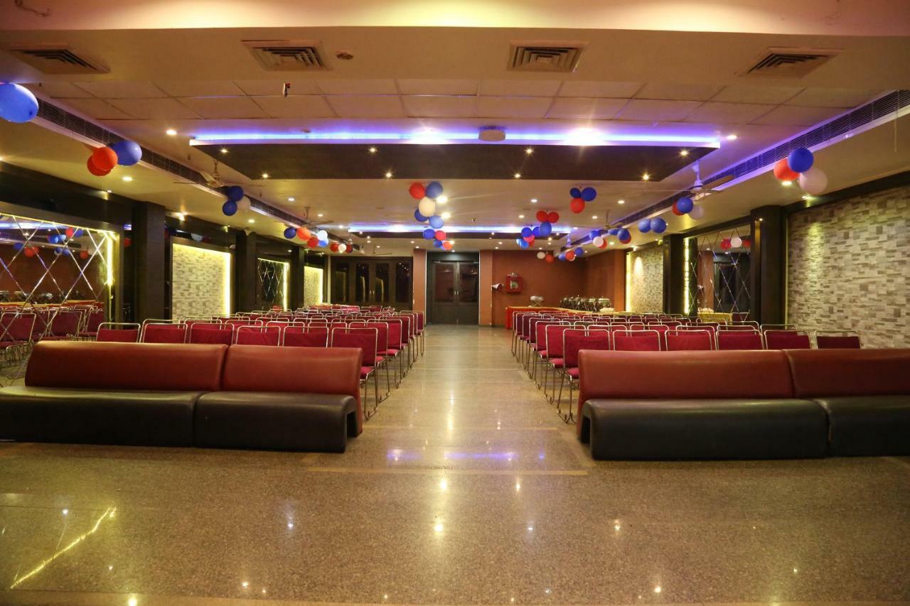 Hotel Deviram Palace Агра Экстерьер фото